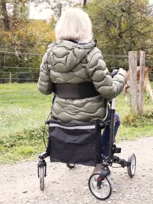 Bequeme Pausen auf dem Indoor-Rollator